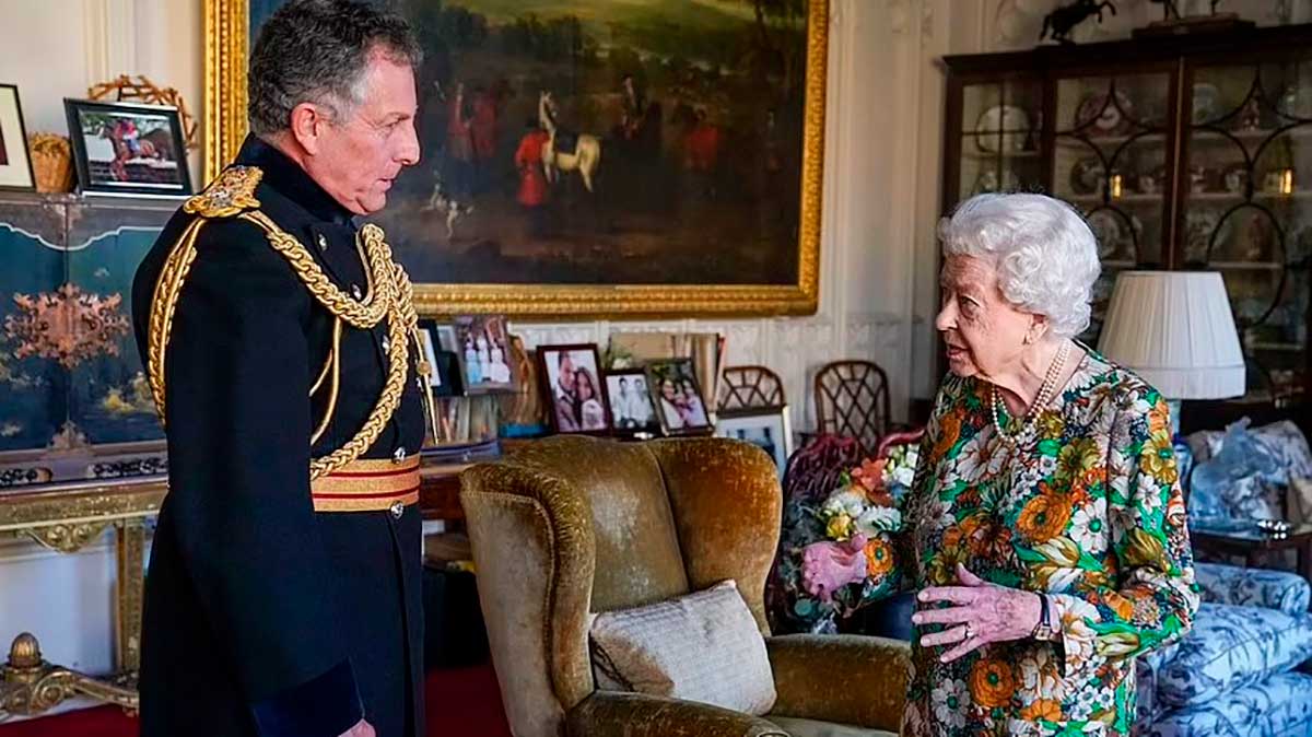 La reina Isabel II retoma sus actividades y advierte: ‘la edad no perdona’