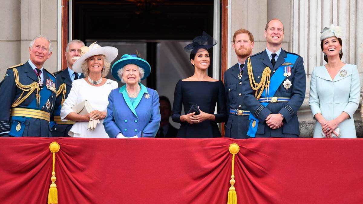 La familia real británica salió muy lastimada tras las declaraciones del príncipe Harry y Meghan Markle en sus distintos proyectos. El príncipe Harry no podrá estar con ellos en el balcón del Palacio tras la coronación de su padre. 
