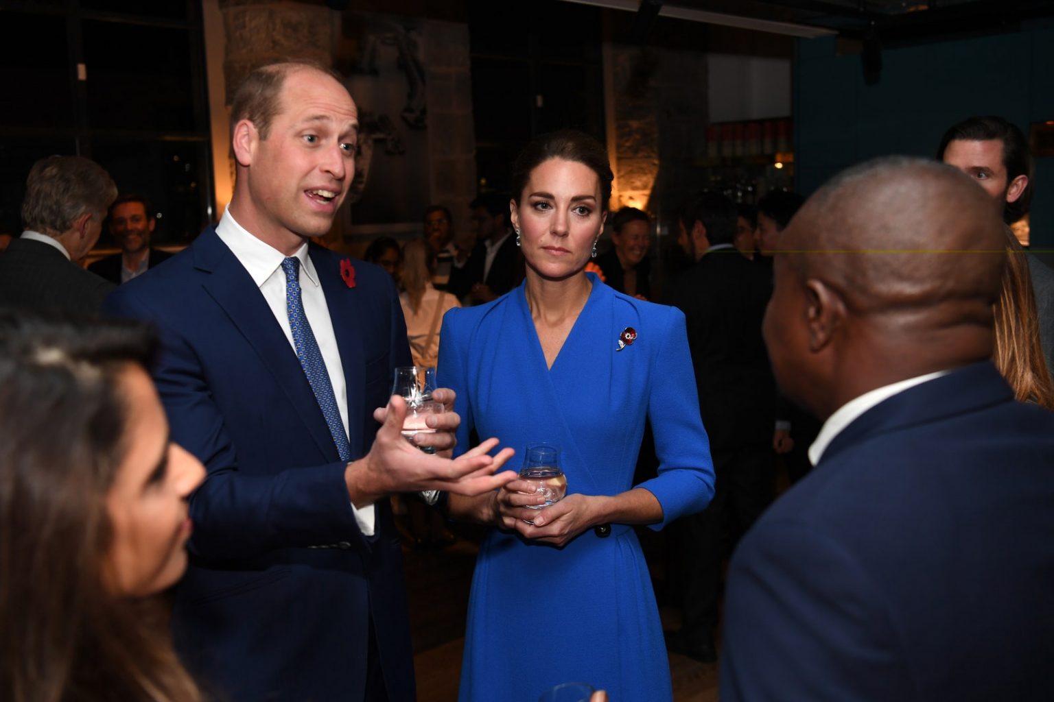 Kate Middleton y el príncipe William lucen total looks en color azul durante la conferencia de la ONU  sobre cambio climático COP-26.