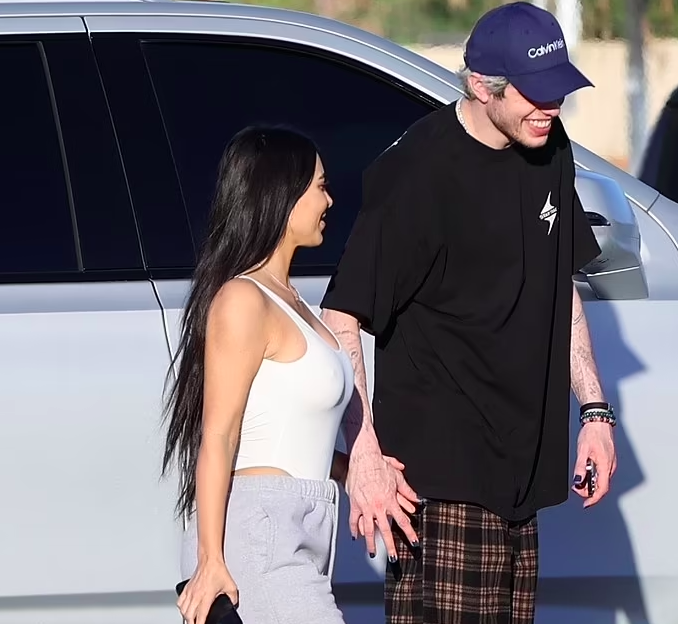 Daily Mail captura a Kim Kardashian y Pete Davidson tomados de la mano. 