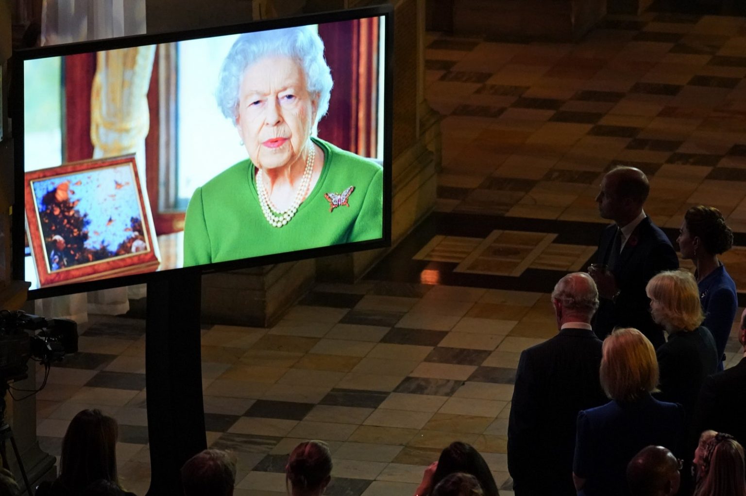 La reina Isabel le rinde tributo al medio ambiente con su look y recuerda a su difunto esposo en su mensaje.