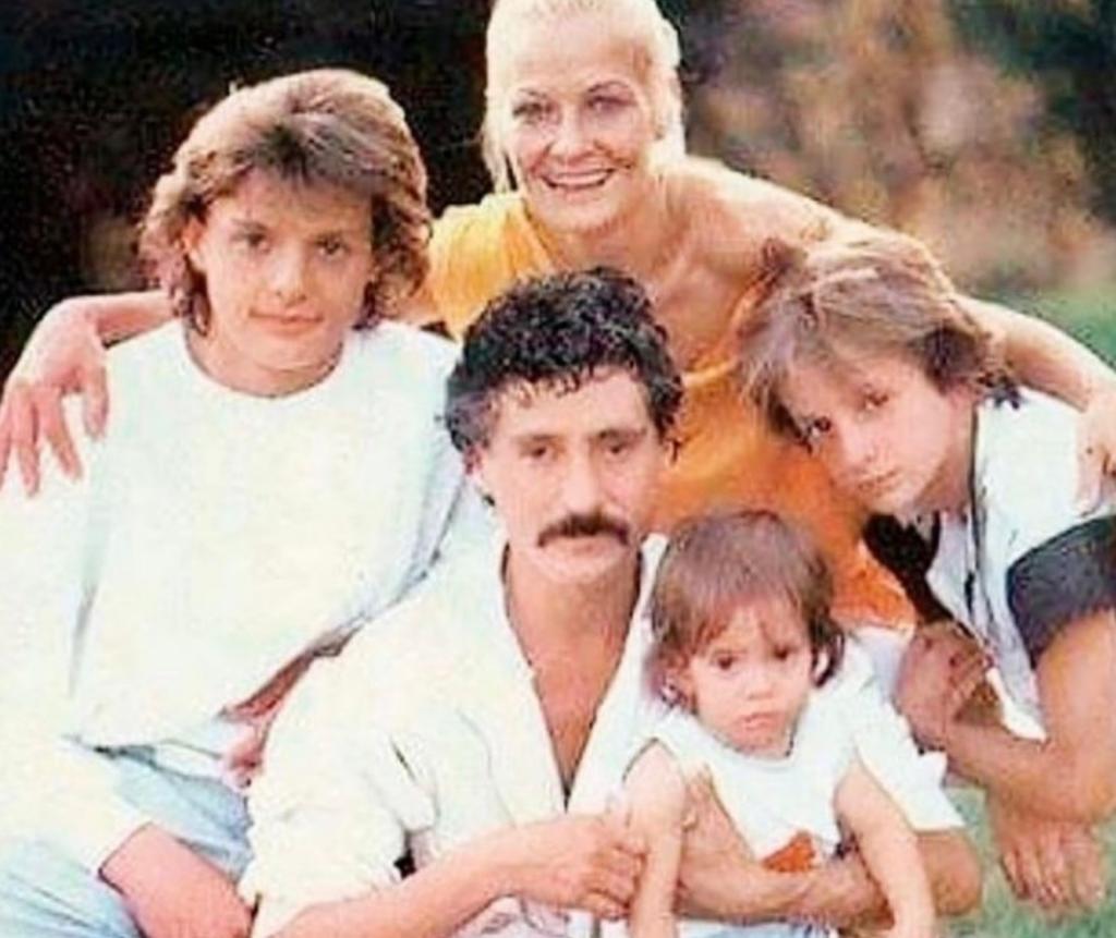 Marcela Basteri con Luis Miguel, Luisito Rey, Alejandro y Sergio