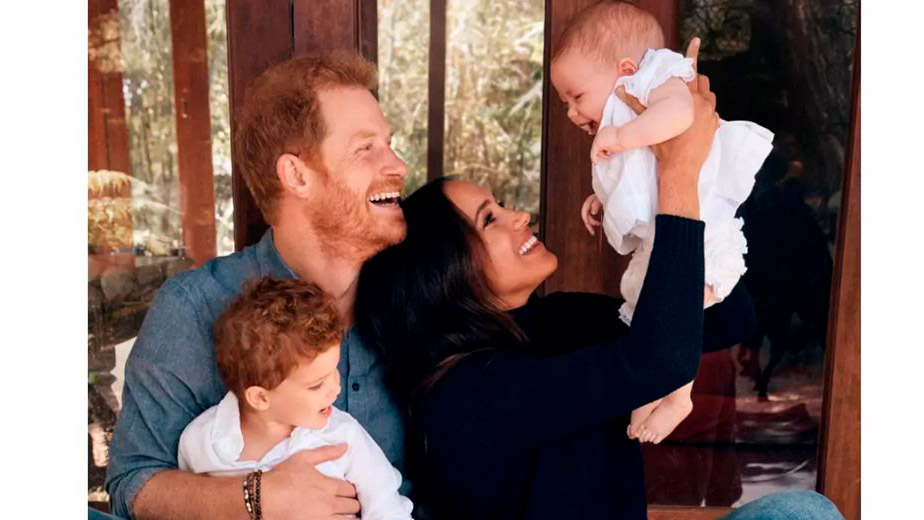 Los detalles de la foto con la que el príncipe Harry y Meghan Markle por fin presentaron a Lilibet Diana