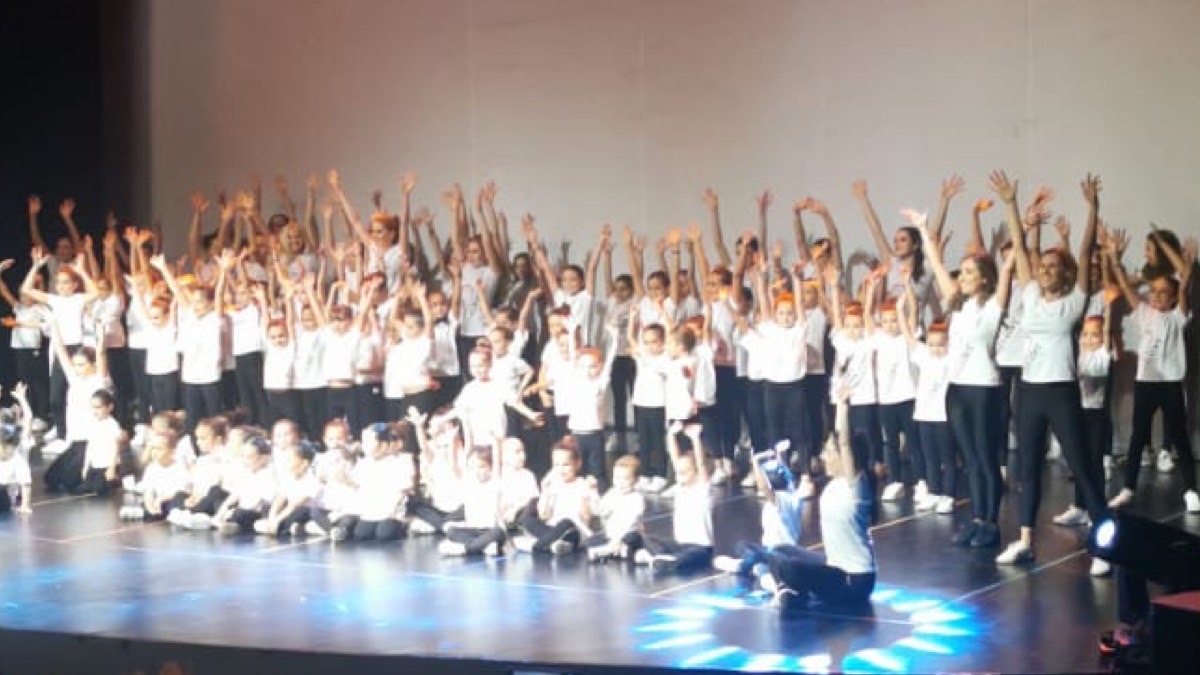 La academia de baile “Let’s Dance Studio” de Adriana Dávila presentó su festival de Navidad
