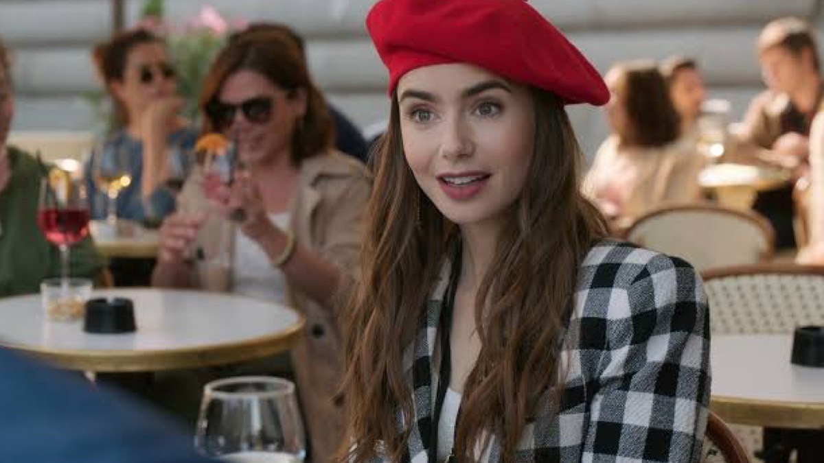Tras estreno de 2T de ‘Emily in Paris’, se revela la fortuna que le ha generado a Lily Collins