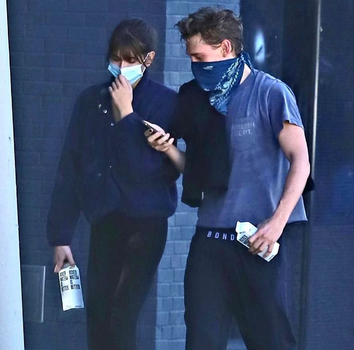 Kaia Gerber con Austin Butler. Foto por: Jacob Elordi con Olivia Jade. Foto por: @vandypop