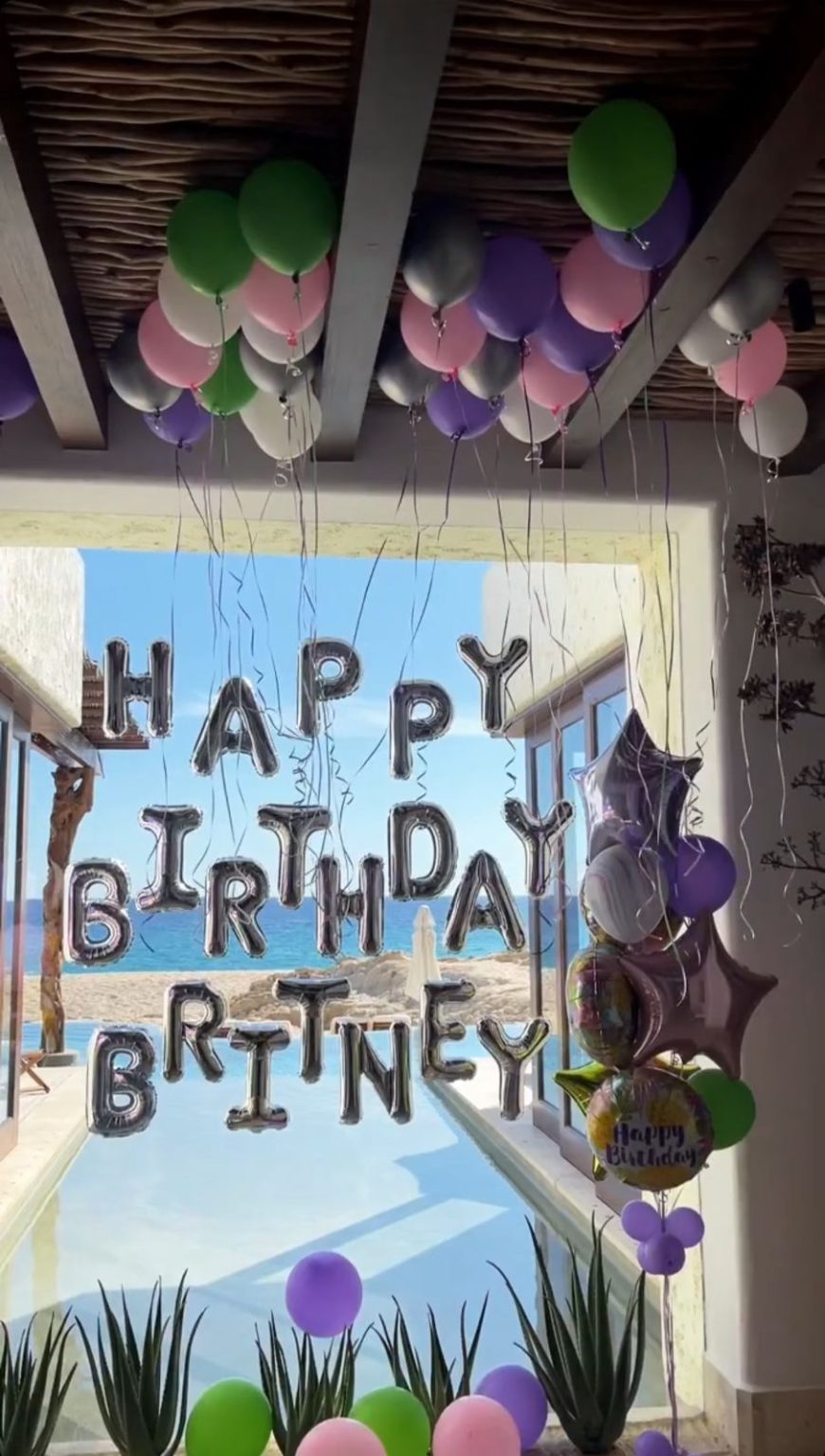 El lugar en el que se hospedaron estaba repleto de adornos de cumpleaños. 