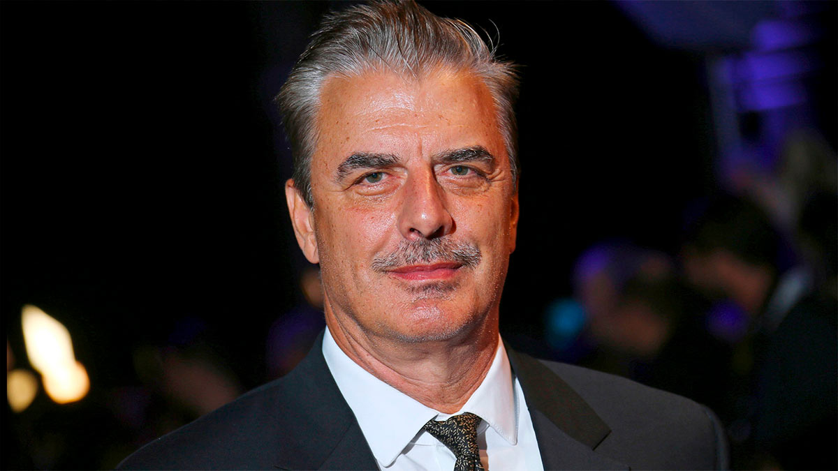 A casi dos meses del escándalo, Chris Noth se reúne con su familia en California
