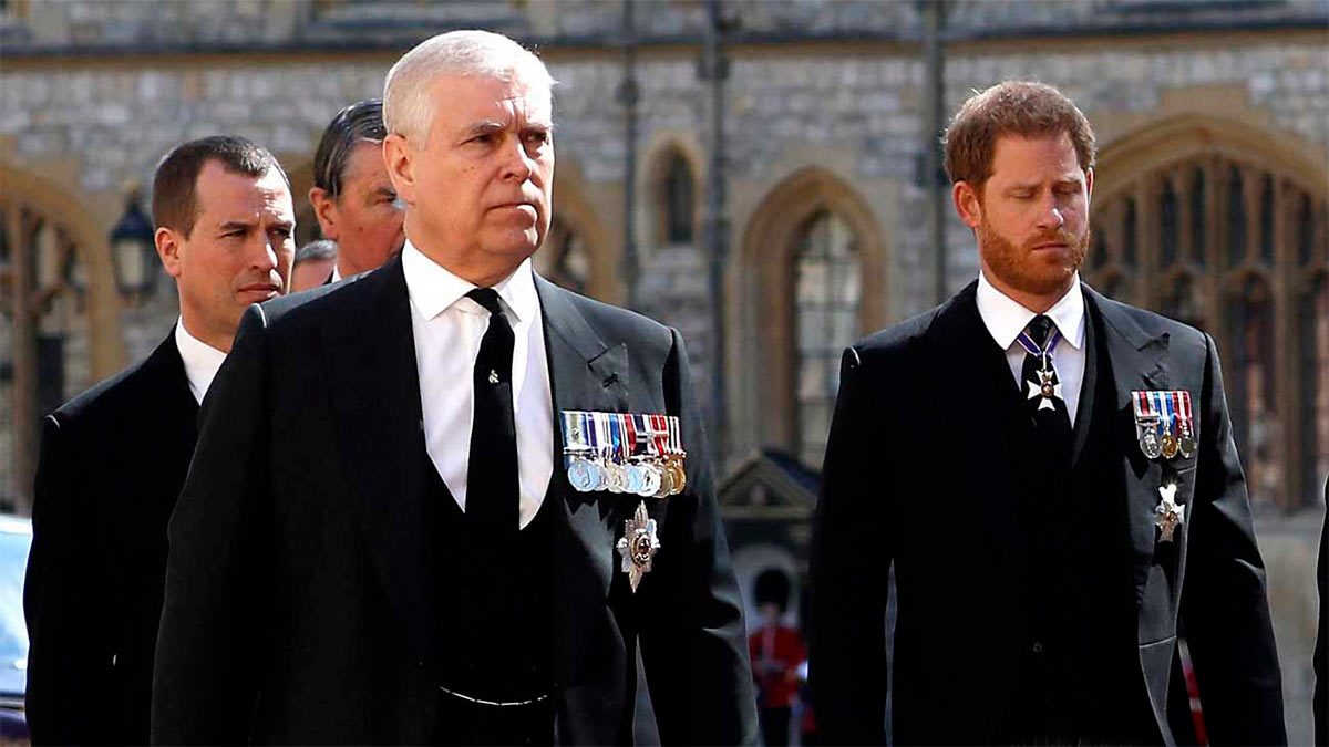 Los príncipes Andrés y Harry perdieron privilegios cuando asistieron al funeral de la reina Isabel II.