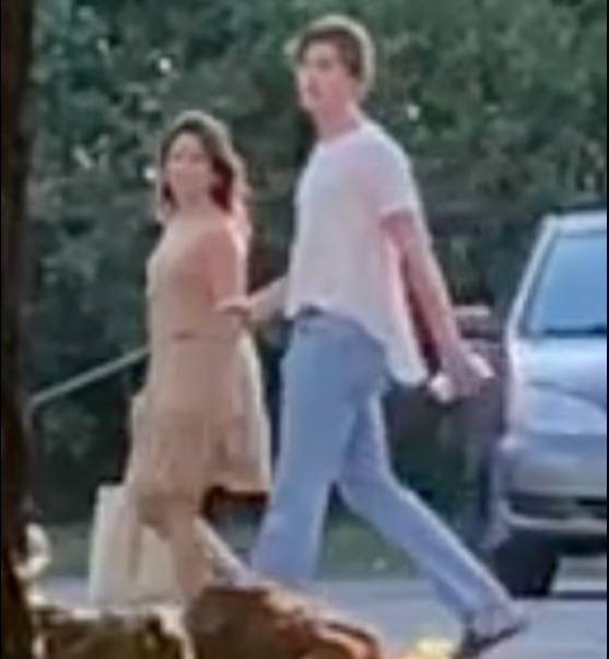 Camila Cabello y Shawn Mendes paseando a Tarzan. 