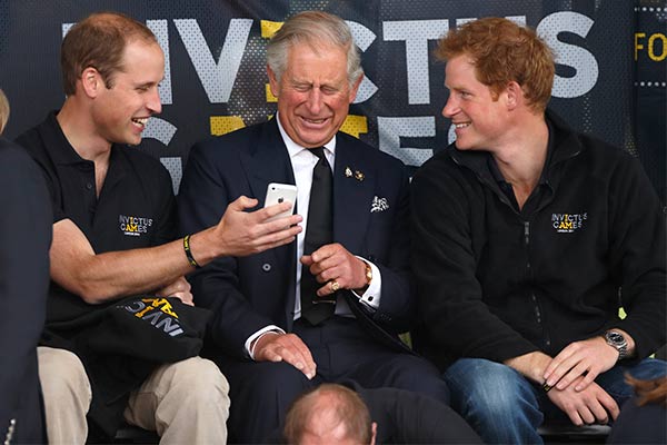 Los príncipes William y Harry con su papá, el príncipe Carlos.