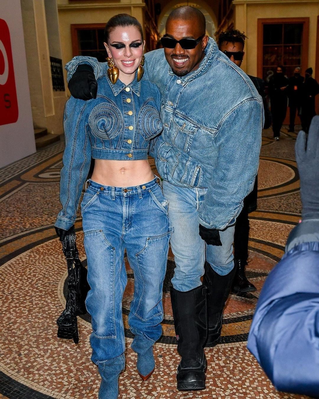 Julia Fox y Kanye West posan en matching looks.