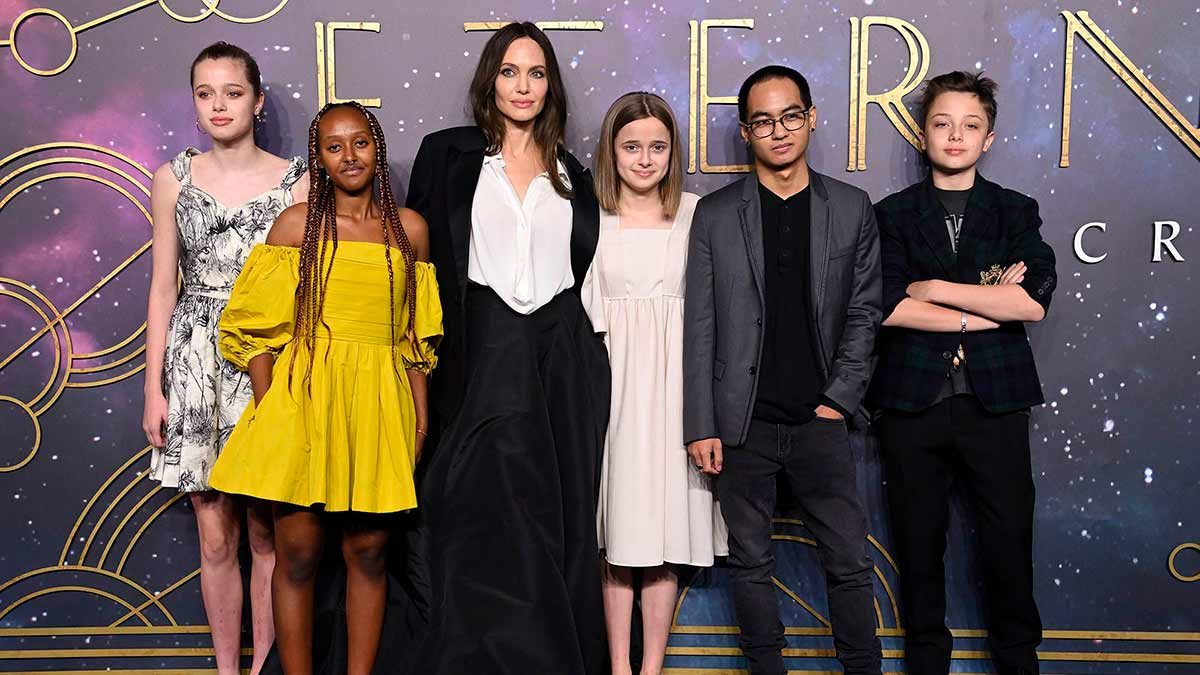 Angelina Jolie con sus hijos Shiloh, Zahara, Vivienne, Maddox y Knox
