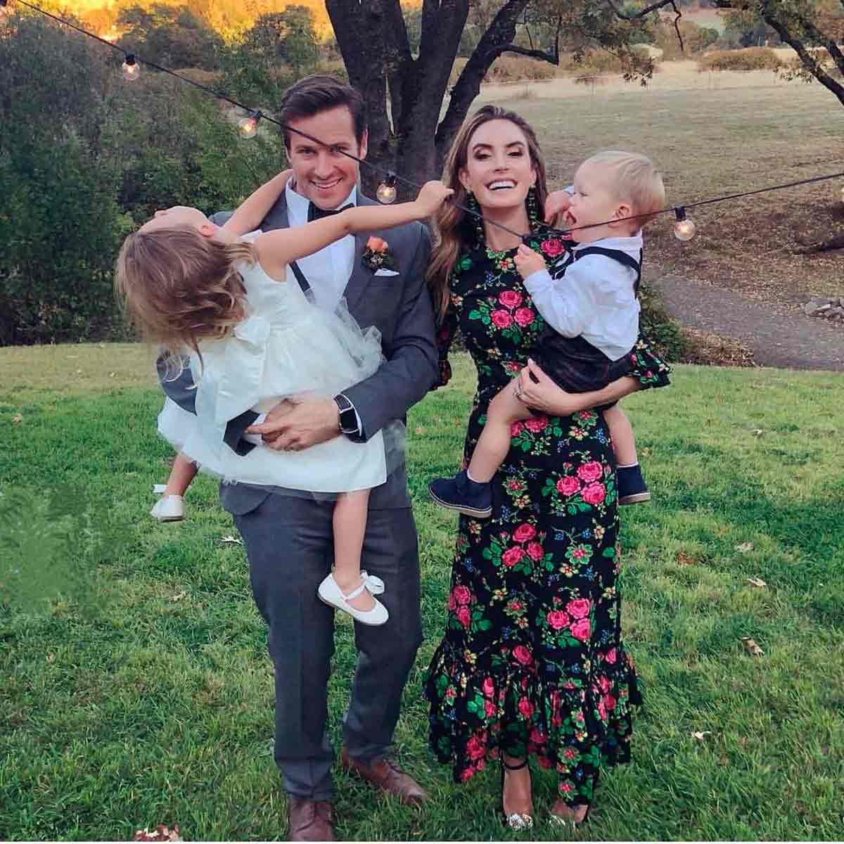 Cuando se desató el escándalo, Hammer estaba casado con su novia de juventud, Elizabeth Chambers, con quien tuvo dos hijos.