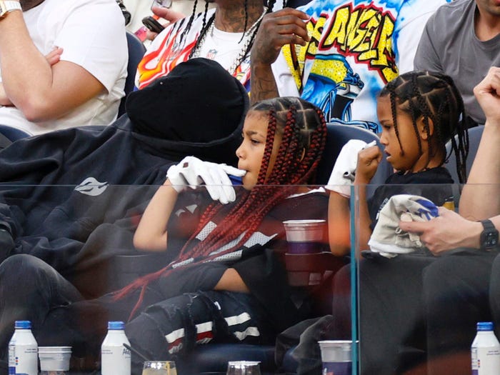 Kanye con North y Saint en el Super Bowl