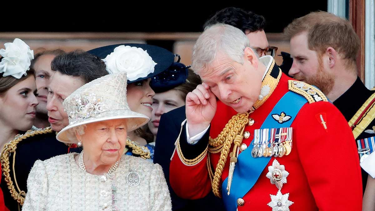 Se dijo que la reina Isabel II ocupó parte de su fortuna personal para cerrar el escándalo sexual de su hijo Andrés.