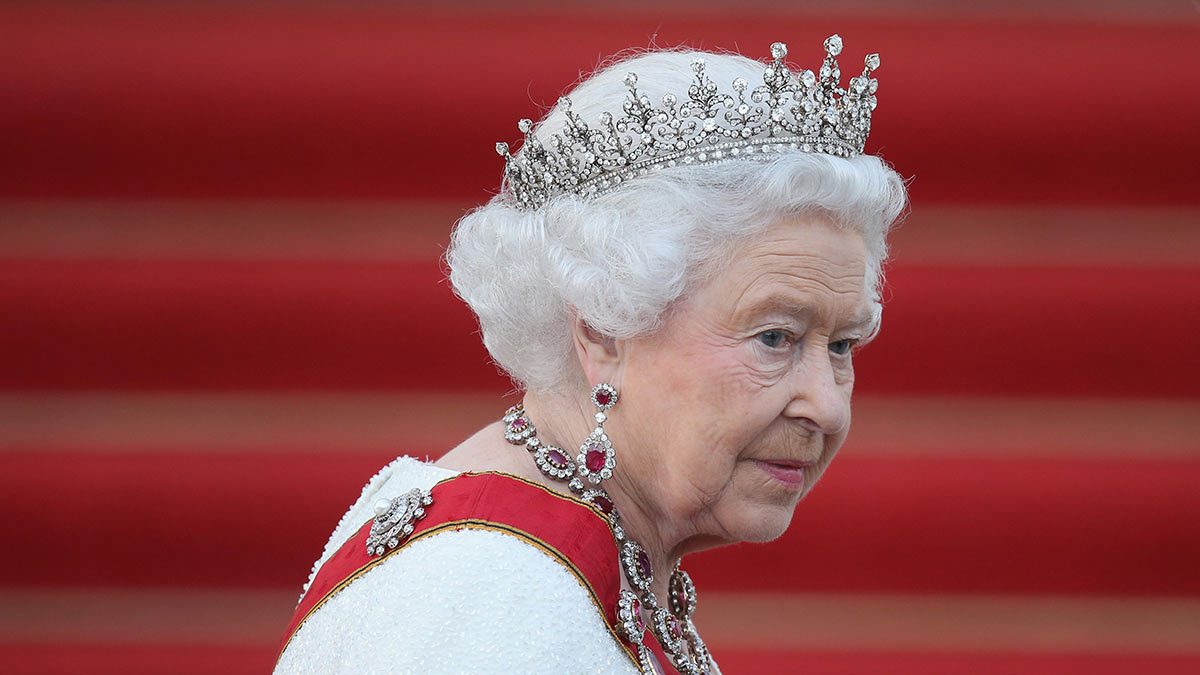 ¿Cómo se encuentra la reina Isabel II tras dar positivo a Covid-19?