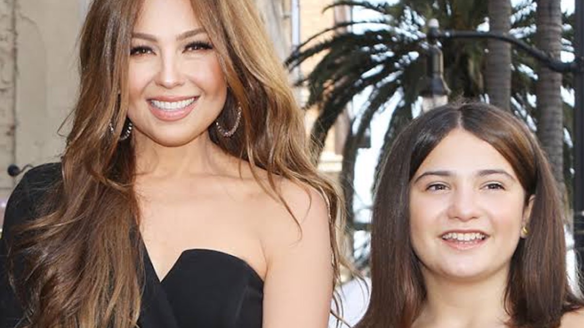 Sabrina Sakaë replicará para sus XV años este vestido que usó su mamá, Thalía, hace 20 años