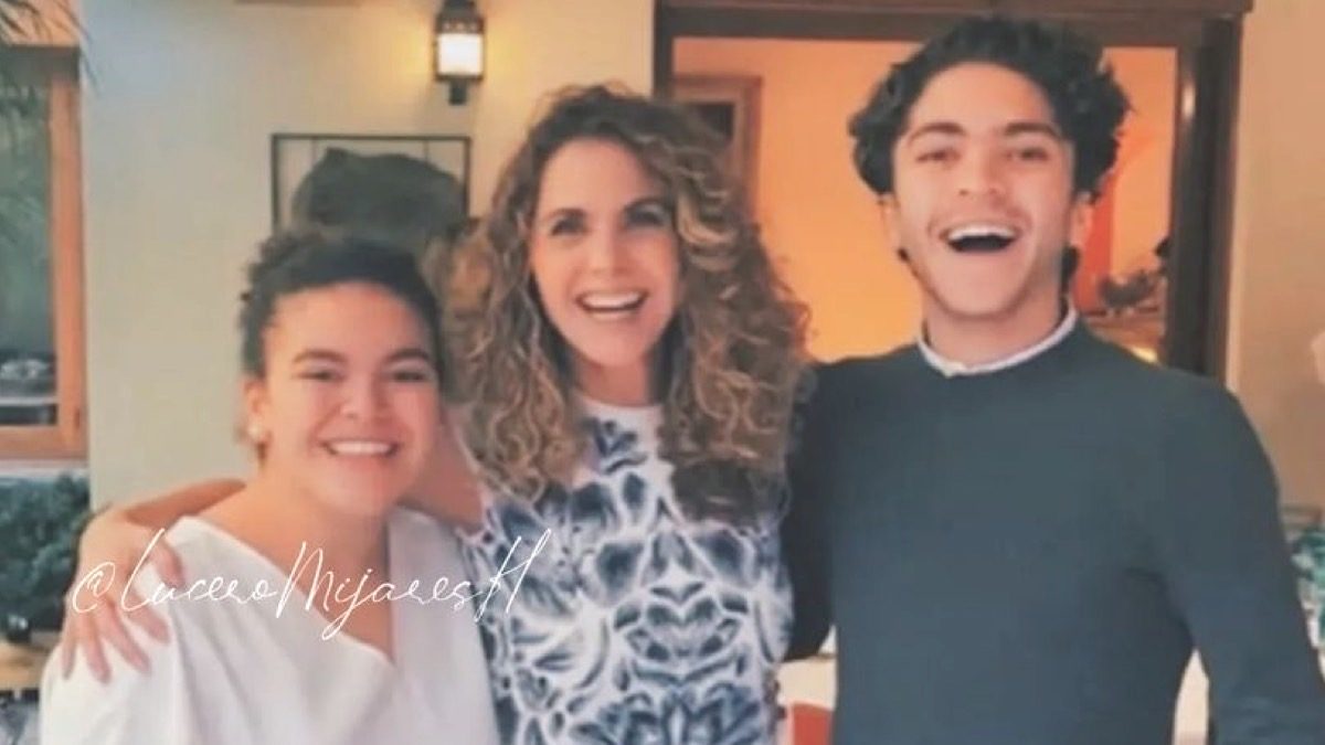 Lucero con sus hijos