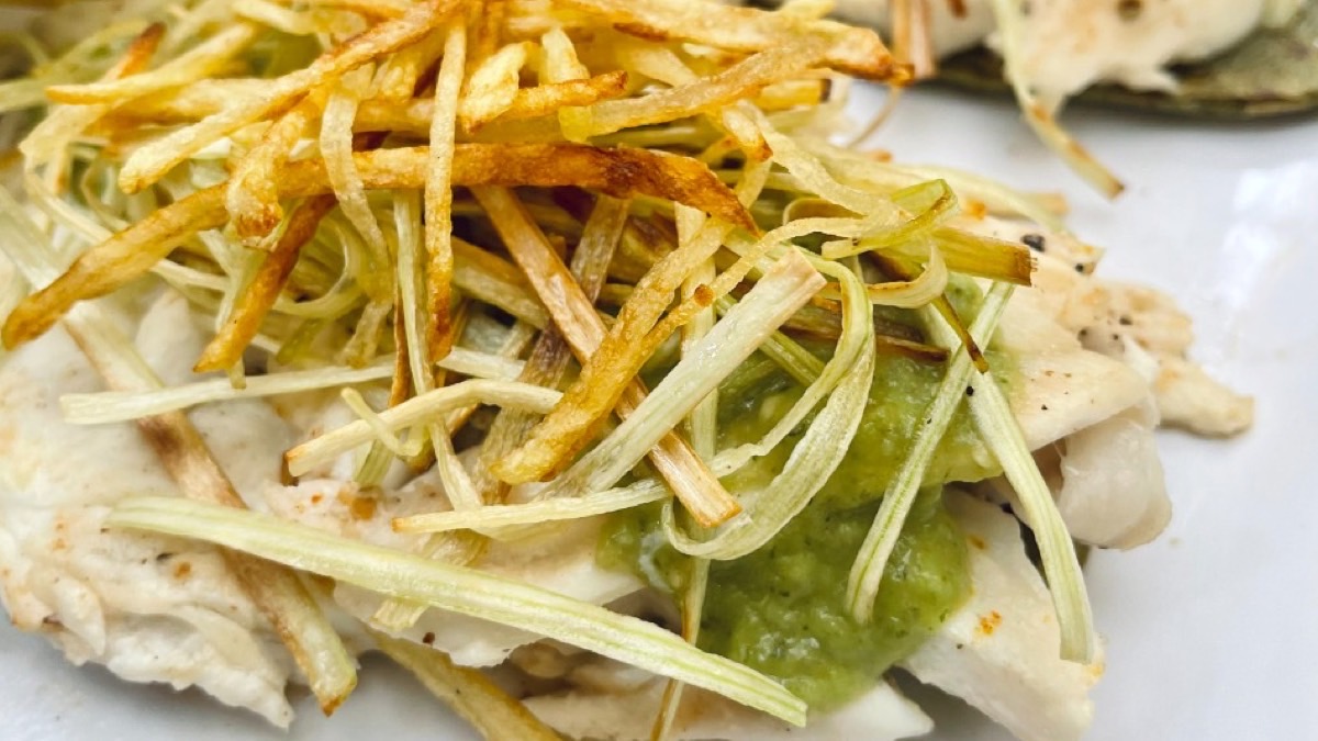 Receta de Mesa Sana: pescado con salsa de aguacate con tiritas de poro y papa