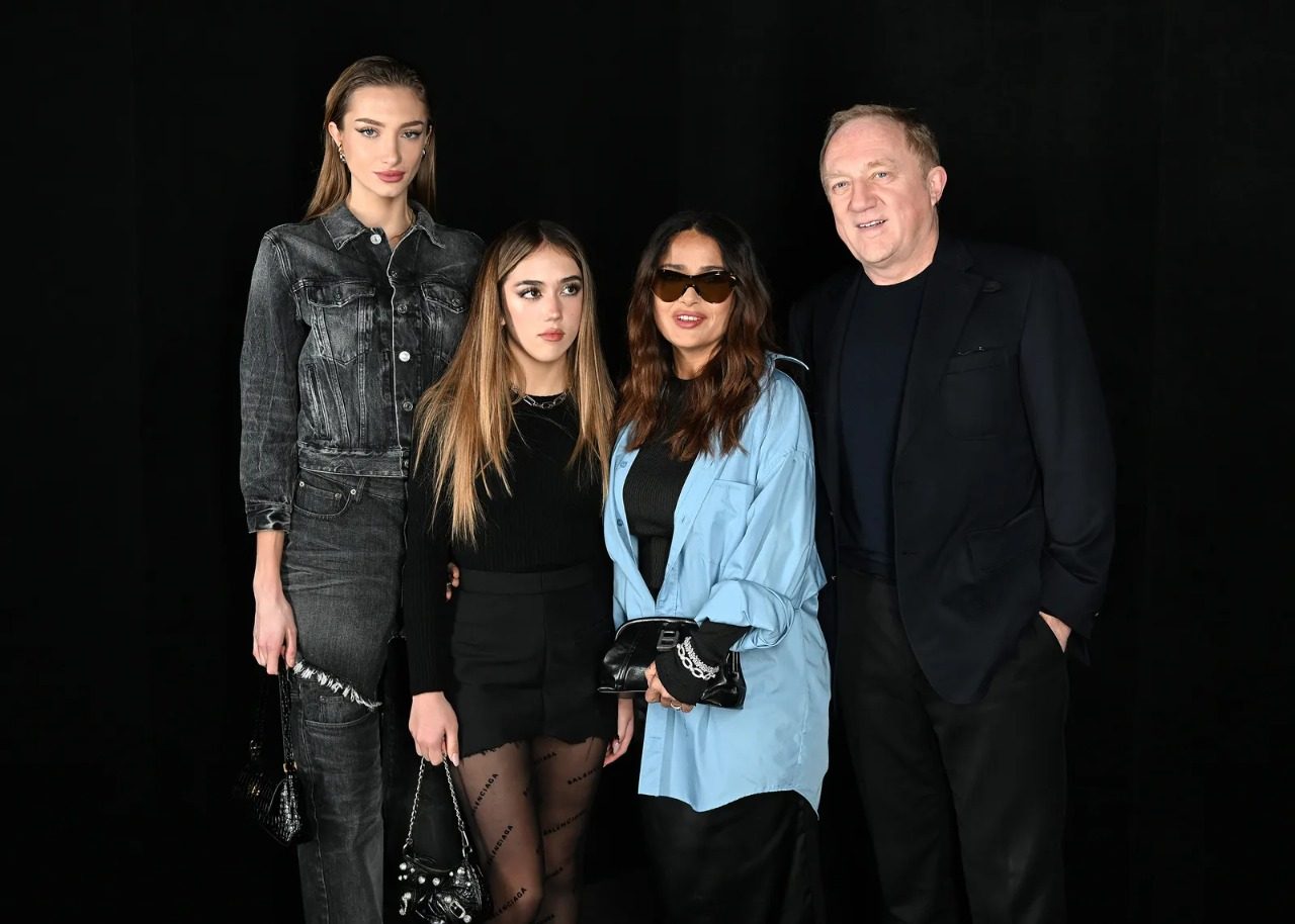 Salma Hayek y su familia en el desfile de Otoño-Invierno 2022/2023 de Balenciaga.ANTHONY GHNASSIA/GETTY IMAGES