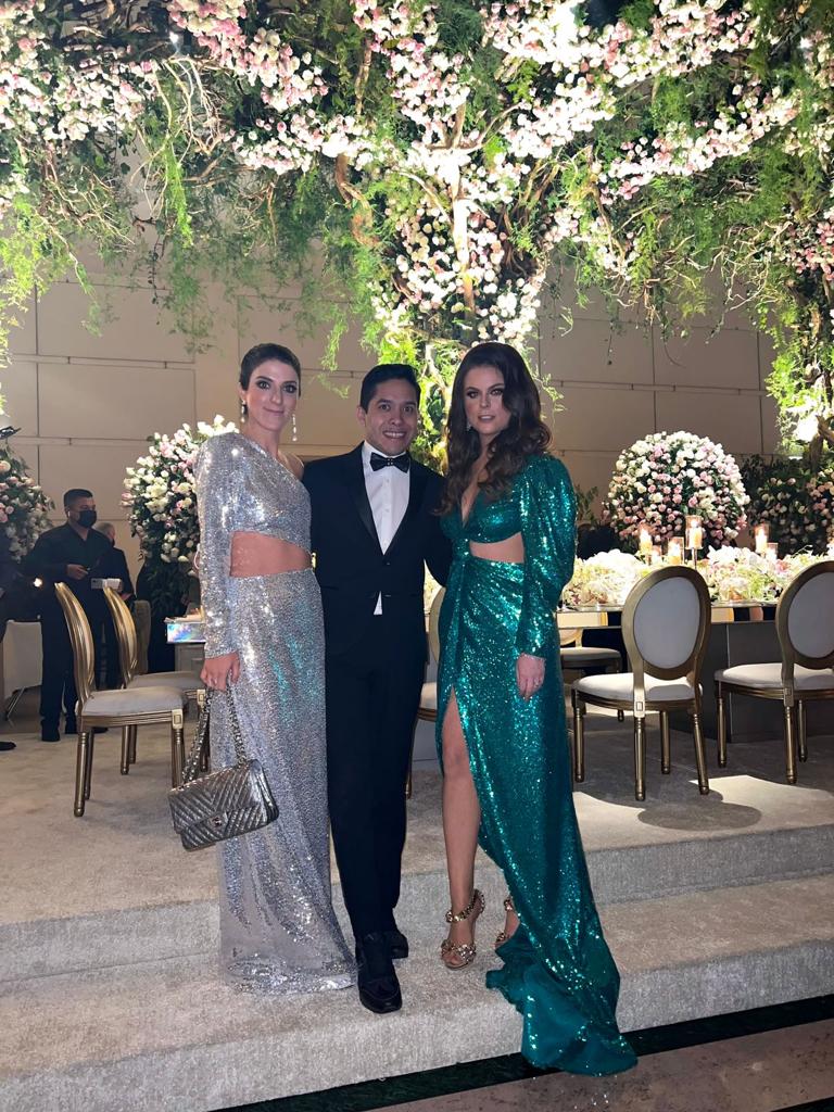 las hermanas, Yael y Michelle Sandler, Gabriel Villaseñor