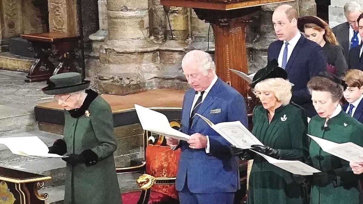 Como pocas veces, la reina Isabel llora durante homenaje a su difunto esposo Felipe de Edimburgo