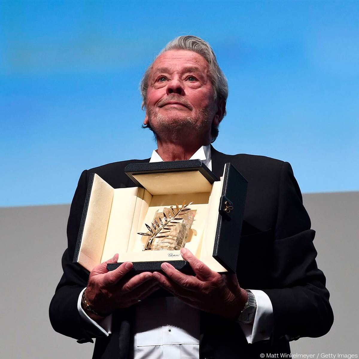 Delon recibe la Palma de Oro en Cannes en 2019.