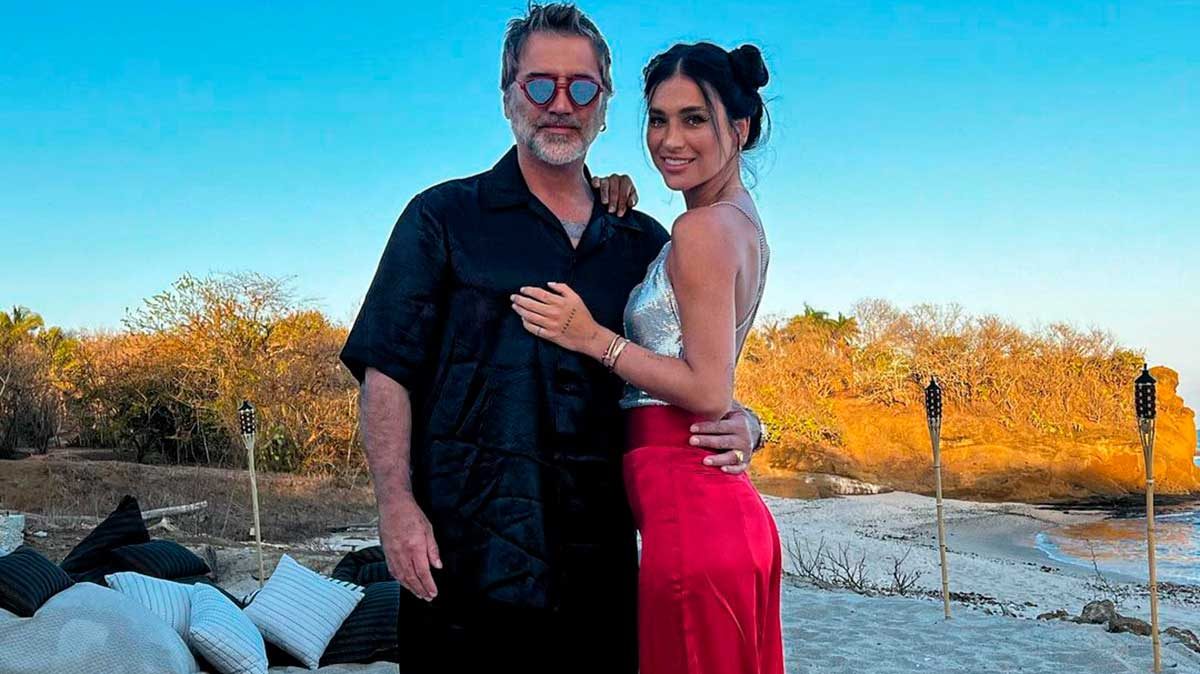 Alejandro Fernández celebra su cumpleaños 51 en la playa junto a Karla Laveaga y sus hijos