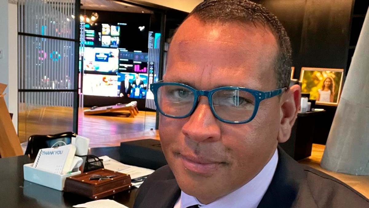Se burlan de Alex Rodriguez en entrevista en vivo por compromiso de JLo y Ben Affleck