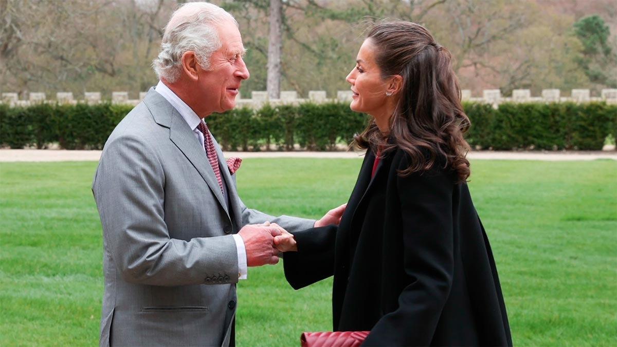 ¿Por qué el príncipe Carlos fue tan cariñoso con la reina Letizia a su llegada a Inglaterra?