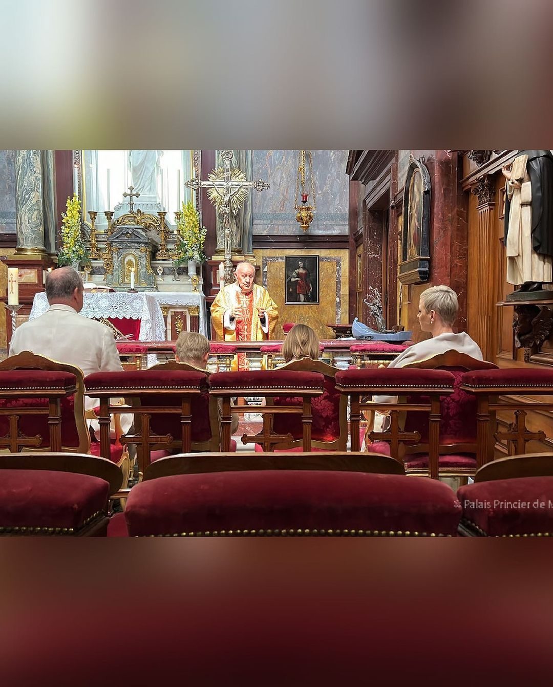 Charlène de Mónaco junto al príncipe Alberto y sus hijos Jacques y Gabriella durante una misa de Pascua.