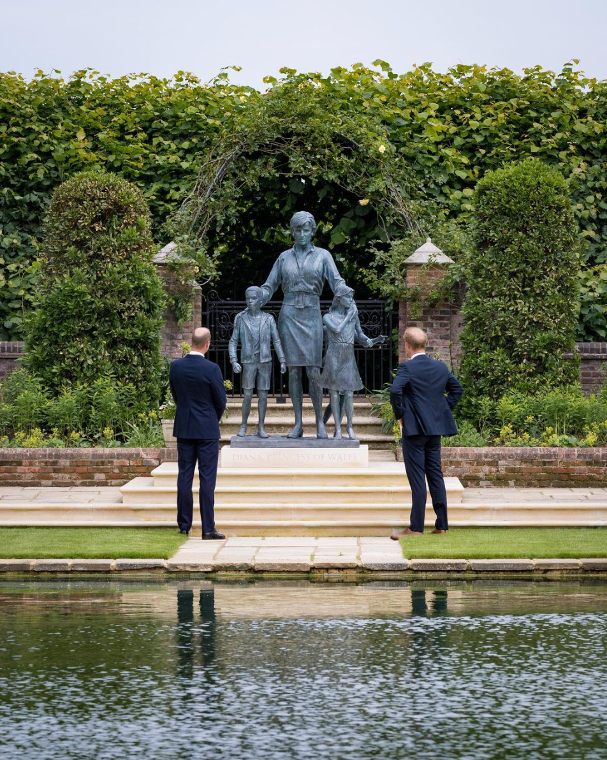 Príncipe William y príncipe Harry develan estatua en honor a Diana de Gales.