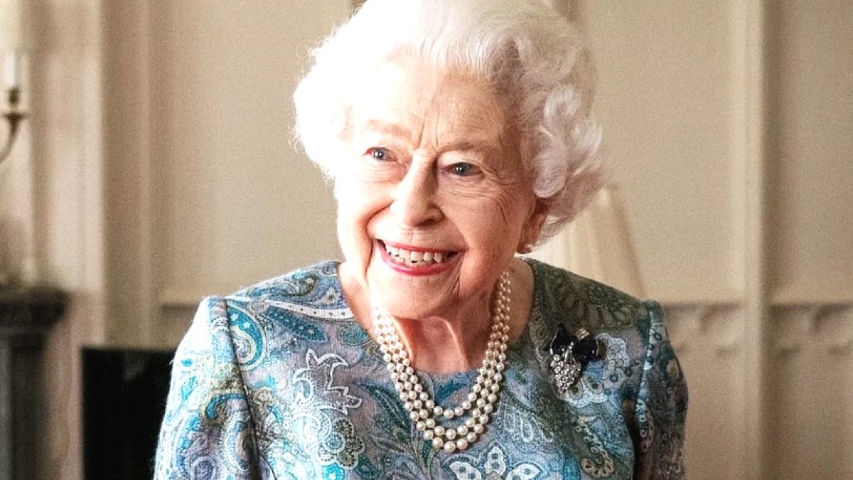 ¿Qué es lo que está afectando la movilidad de la reina Isabel II que no la deja aparecer en público?
