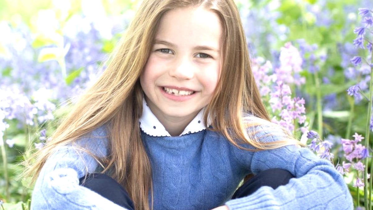 La princesa Charlotte cumplió 7 años y, como cada año, Kate Middleton la vistió de azul, ¿por qué elige este color en particular?