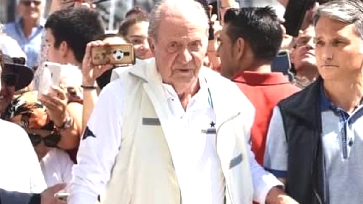 El rey Juan Carlos es recibido con aplausos tras su regreso a España a casi dos años de su auto exhilio