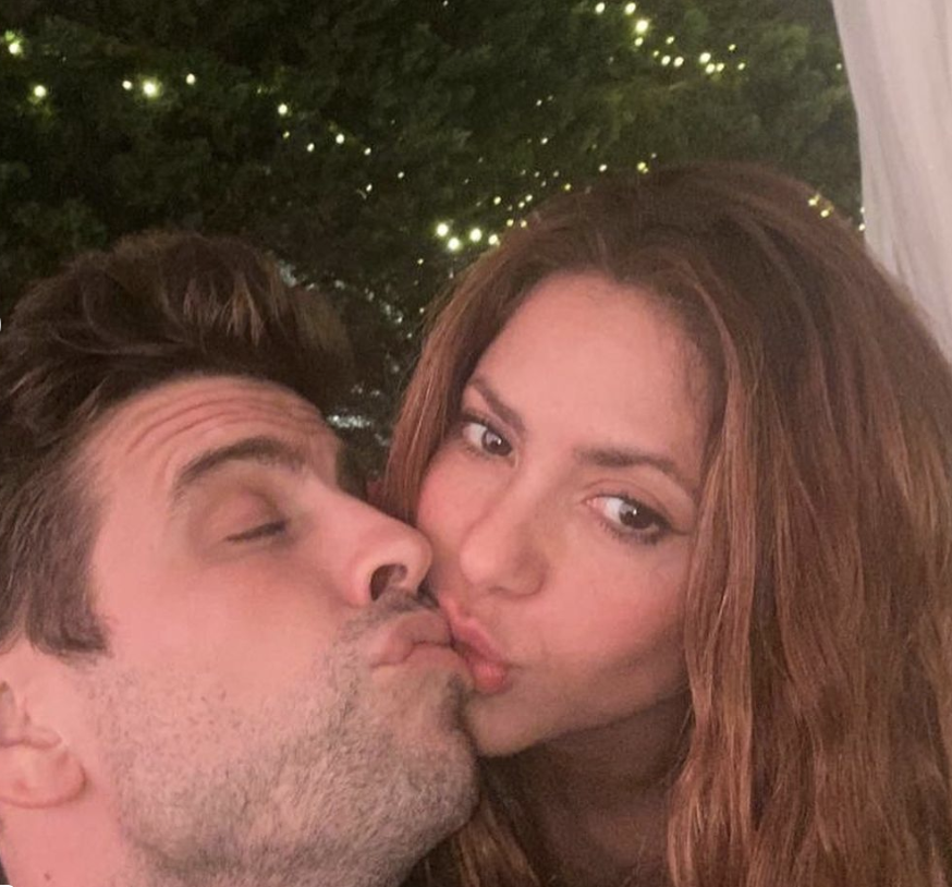 Gerard Piqué y Shakira celebrando el año nuevo 2022, sin esperar lo que se venía.