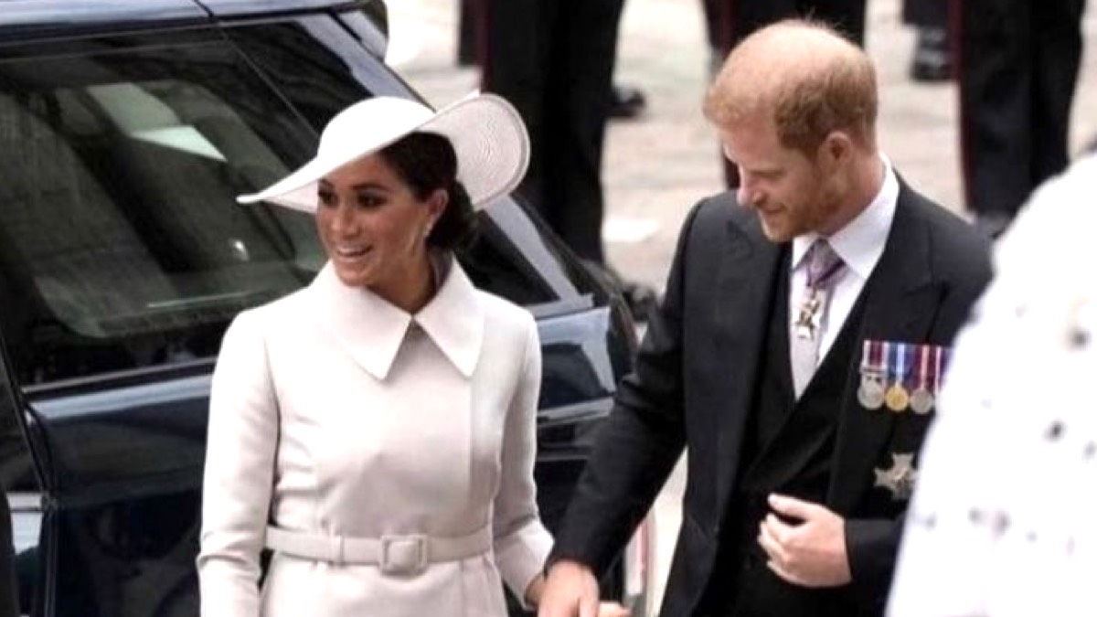 Se dice que cacharon a Meghan y Harry con micrófonos en la misa del Jubileo de Isabel II, ¿será?