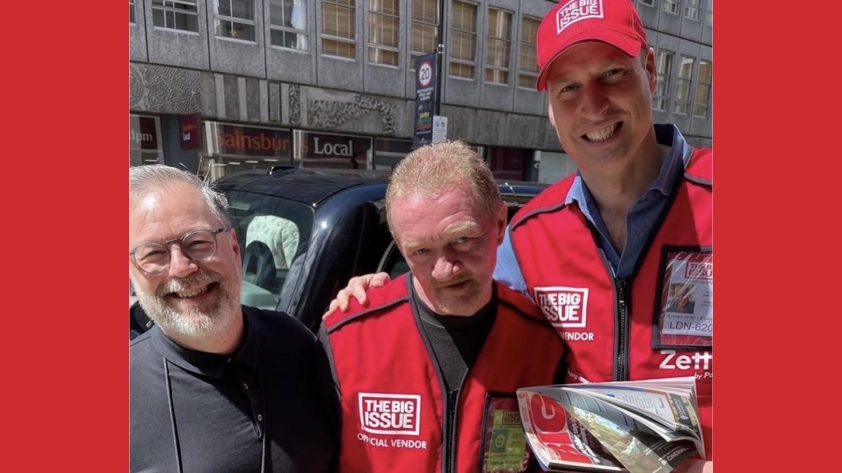 Otra razón más para querer al príncipe William: sale a vender revistas en las calles de Londres