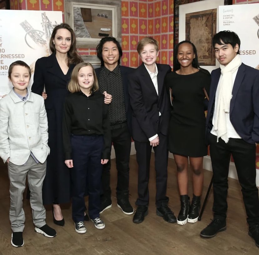 Angelina con sus seis hijos