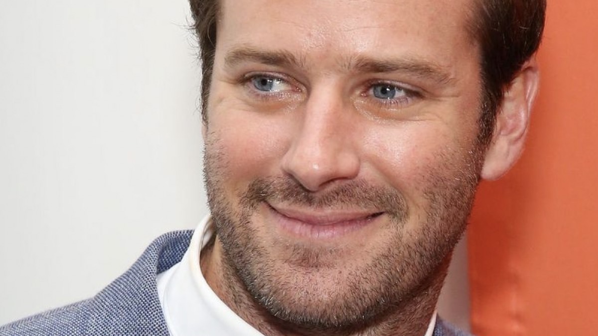 Armie Hammer está trabajando en un resort de las Islas Caimán, tras estar arruinado