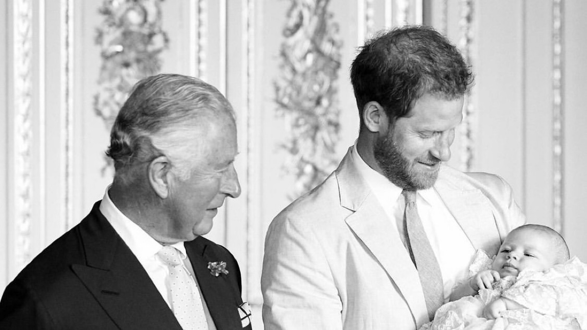El rey Carlos II tiene una debilidad por su hijo menor, el príncipe Harry.