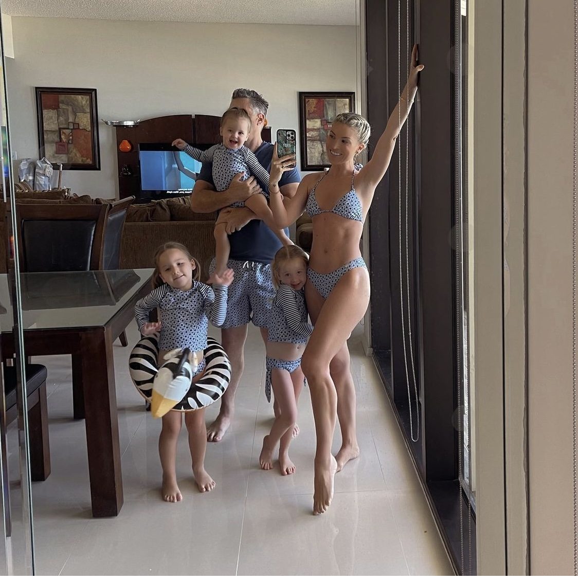 Andy Benavides junto a sus hijas y su esposo Octavio Leal