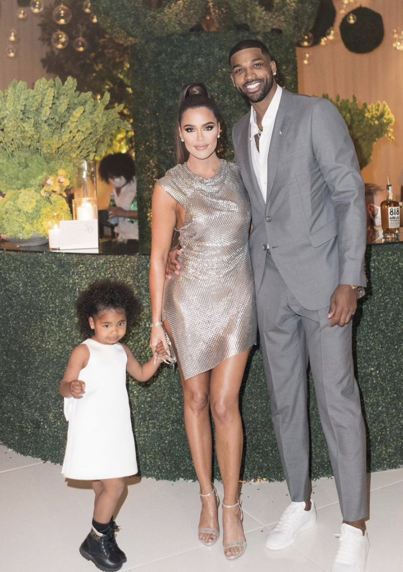 Khloé y Tristan tendrán un segundo bebé juntos, aquí con su hija True.