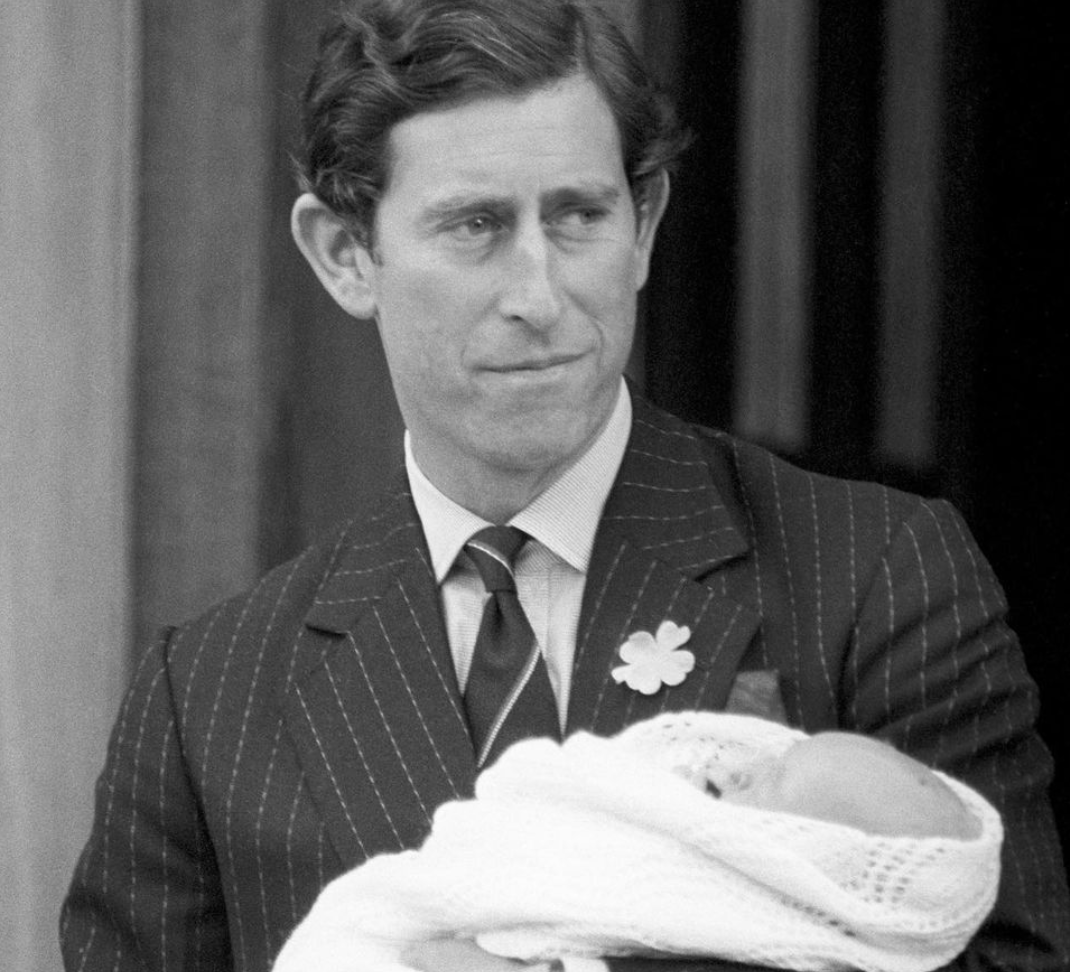 Príncipe Carlos con William de bebé