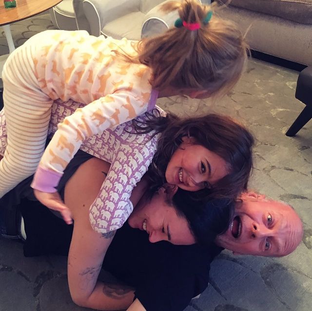 Emma Humings es la segunda esposa de Bruce Willis, con quien se casó en 2009 y tienen dos hijas.