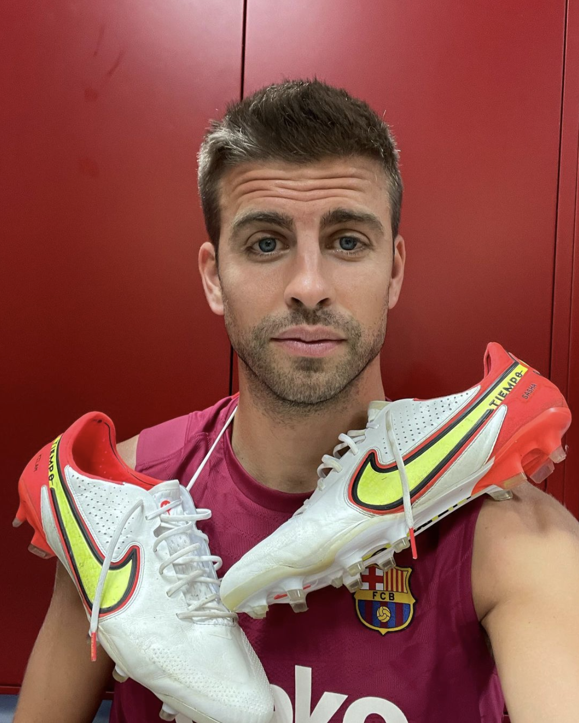 Gerard Piqué fue de la mano de su novia Clara Chía Martí a la boda de uno de sus amigos