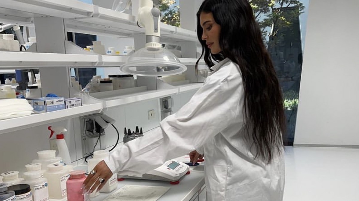 Influencer pone en evidencia a Kylie Jenner por no cumplir lineamientos de sanidad en laboratorio en Milán