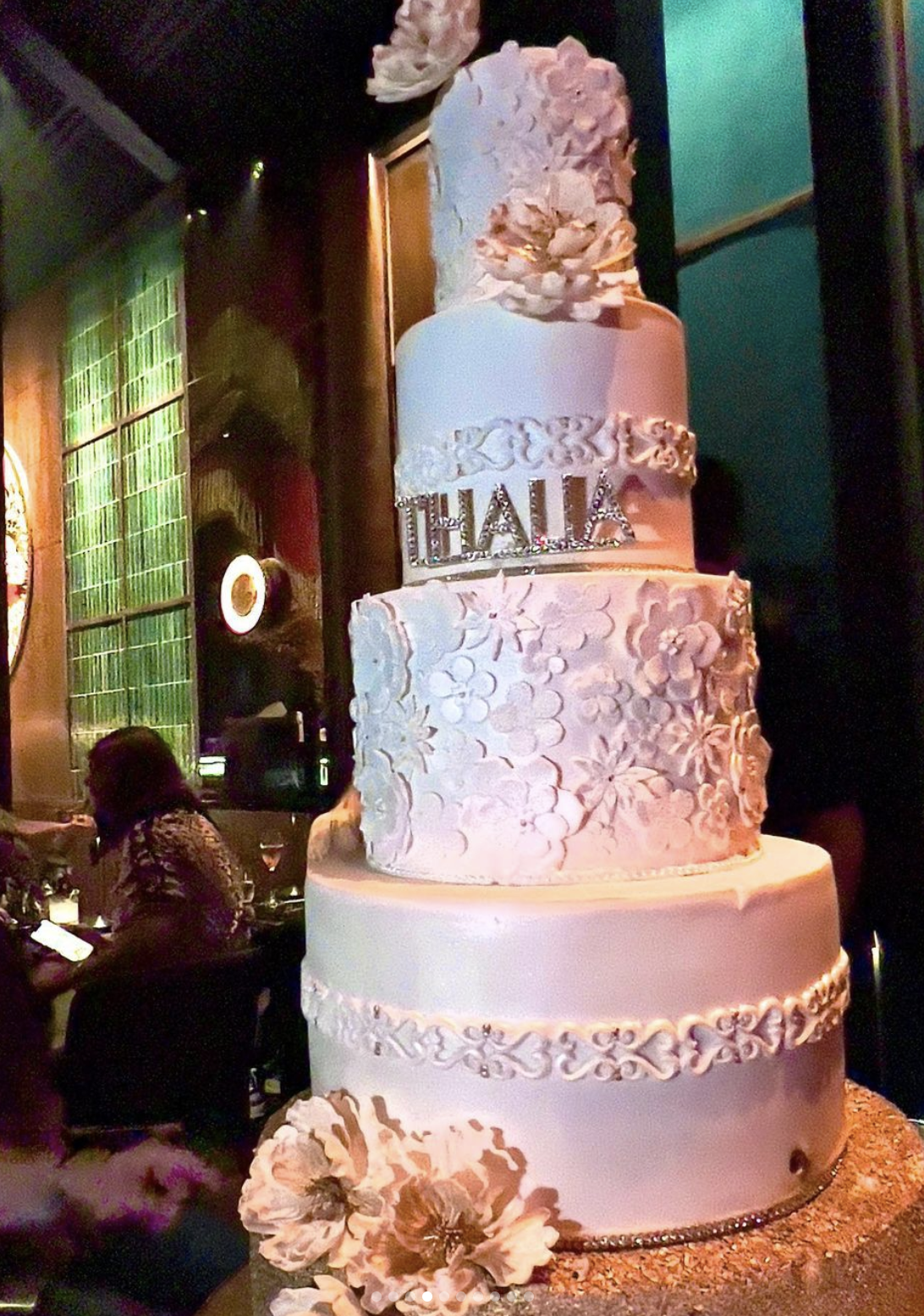 La-fiesta-Thalía-51-años-pastel