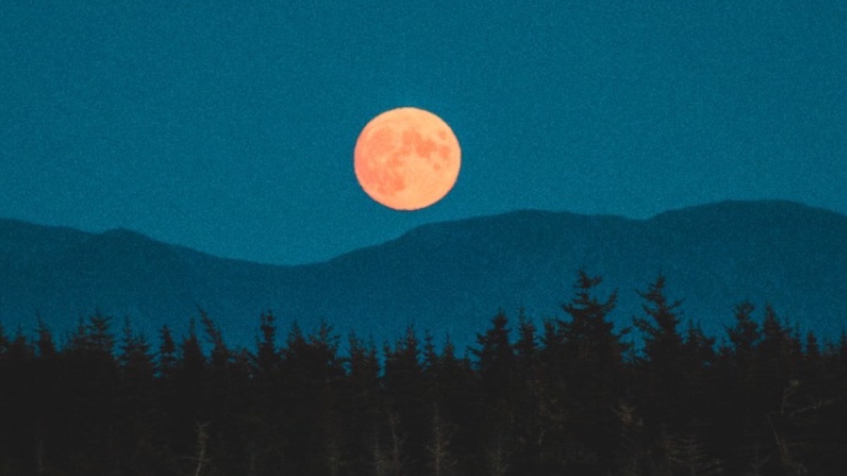 El significado de la Luna llena en Acuario y cómo aprovecharla